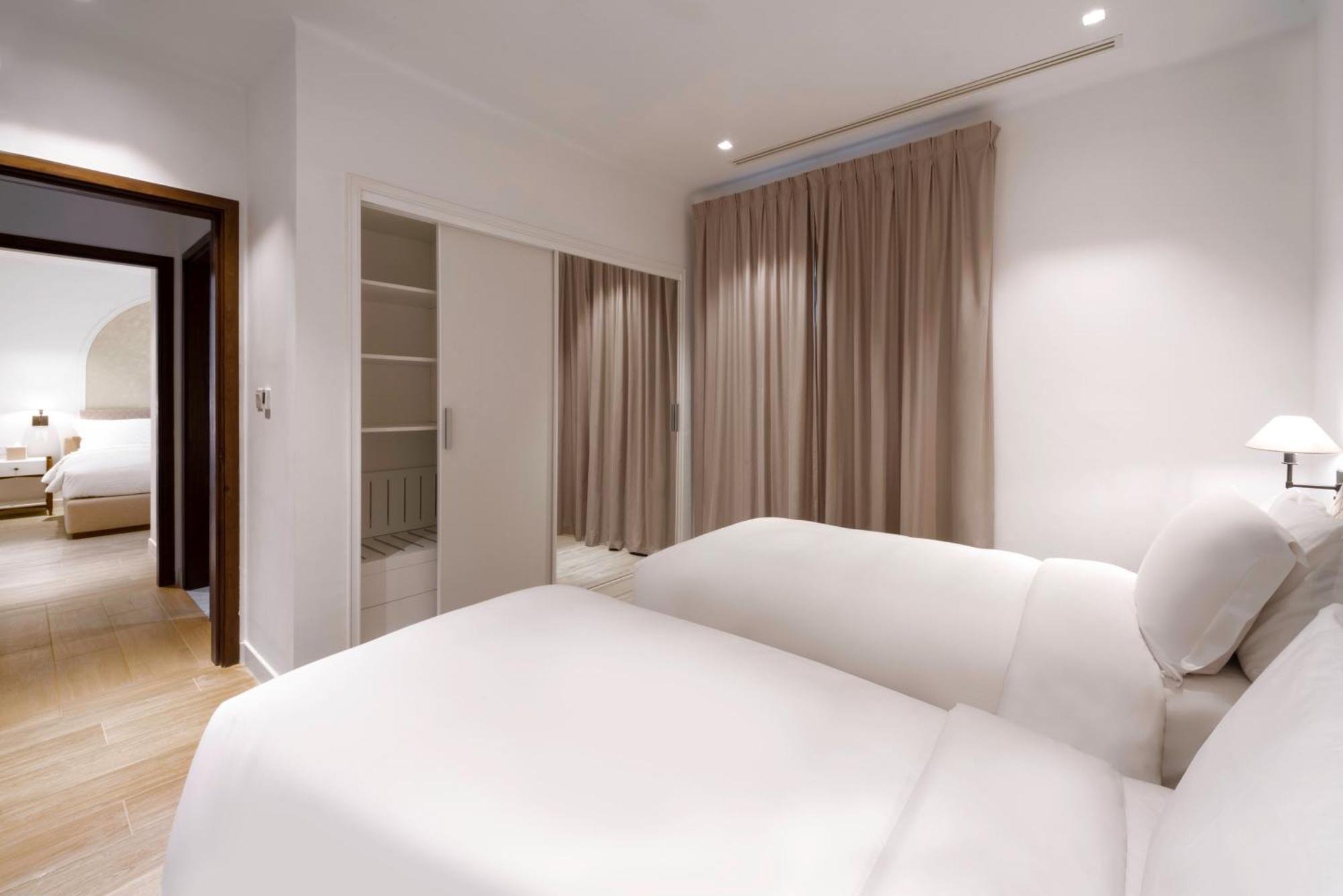 Mina Hotel And Residences By The Torch Doha Ngoại thất bức ảnh A bedroom at the hotel